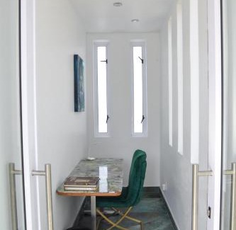 Humewood Apartment | Posh Spot on the beachfront sleeps 5