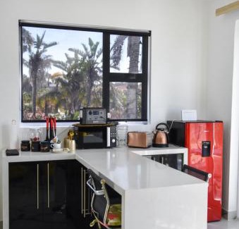 Humewood Apartment | Posh Spot on the beachfront sleeps 5