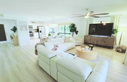 Hunt Club Condo | POSHPADZ Hideaway Villa 2 bed 2 bath PGA National Close to Beaches-Sleeps 5