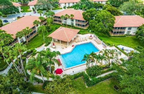 Hunt Club Condo | POSHPADZ PGA GOLF VILLA VERDE - Free WiFi Close to Beach