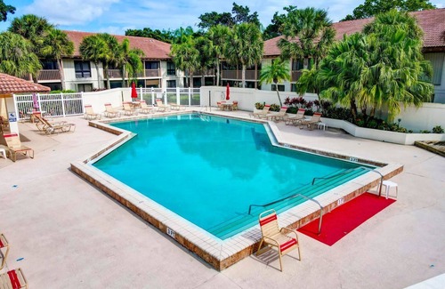Hunt Club Condo | POSHPADZ PGA GOLF VILLA VERDE - Free WiFi Close to Beach