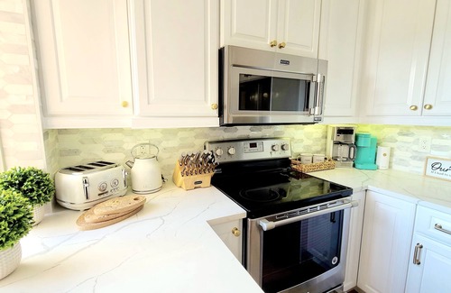 Jupiter Condo | POSHPADZ Villa Hermosa, Sleeps 6, Water View, Walk to Jupiter Beach, Pool,Tennis
