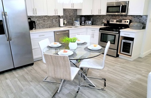 Jupiter Bay Apartment | POSHPADZ -Villa Koalua Walk to Jupiter Beach-Prime Lake Views-Resort Setting