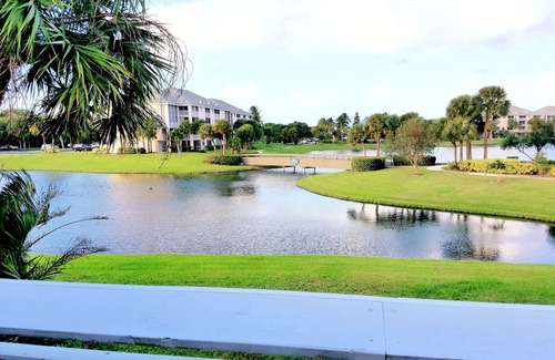 Jupiter Bay Apartment | POSHPADZ -Villa Koalua Walk to Jupiter Beach-Prime Lake Views-Resort Setting