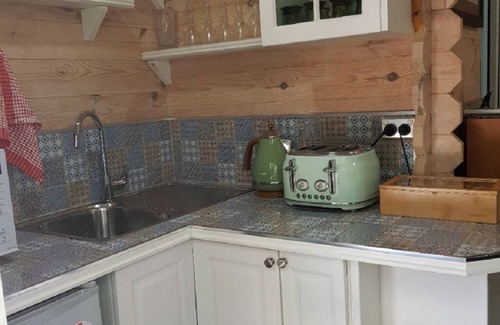 Leura Apartment | Possumwood Cottage is a studio accommodation ideal for singles or couples.