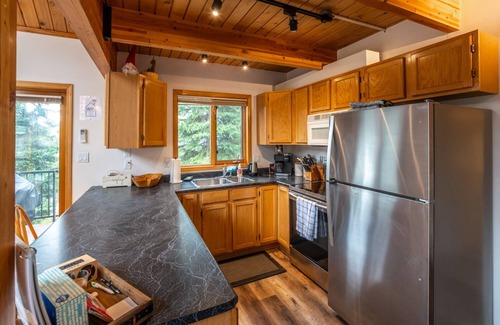 Okanagan-Similkameen Ski Chalet | Post & Beam Chalet at Apex Mountain/Hot Tub sleeps 10