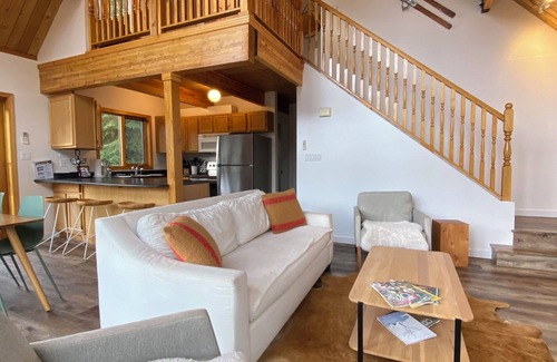 Okanagan-Similkameen Ski Chalet | Post & Beam Chalet at Apex Mountain/Hot Tub sleeps 10