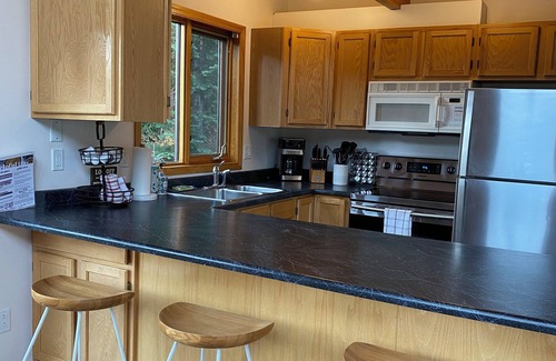 Okanagan-Similkameen Ski Chalet | Post & Beam Chalet at Apex Mountain/Hot Tub sleeps 10