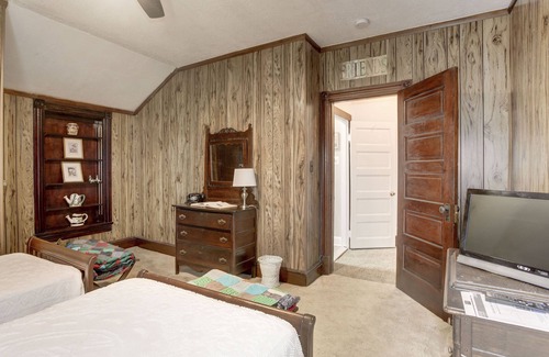 Colonial Beach House | Potomac View - Riverfront, wraparound porch!