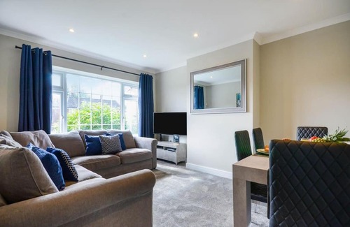 Leavesden Apartment | Potter's Escape-walking distance from The Studios!