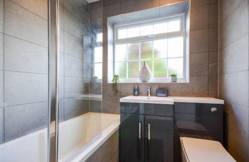 Leavesden Apartment | Potter's Escape-walking distance from The Studios!