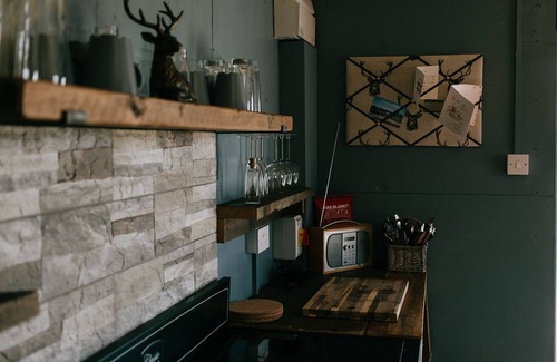 Burton on Trent Cottage | Potter’s Lodge Luxury Yurt at Peake’s Retreats glampsite, sleeps 6 with hot tub