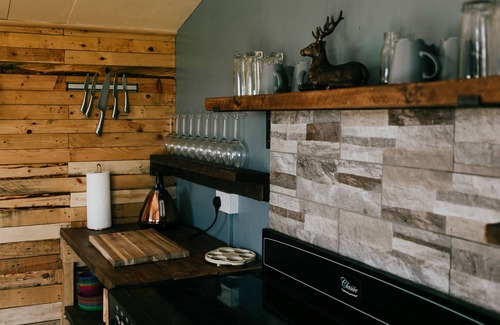 Burton on Trent Cottage | Potter’s Lodge Luxury Yurt at Peake’s Retreats glampsite, sleeps 6 with hot tub