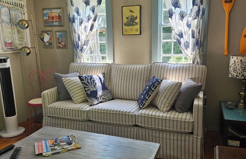 Snug Harbor House | Potters Pond Cottage, walk to East Matunuck, Oyster bar, close to URI