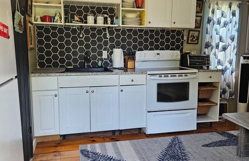 Snug Harbor House | Potters Pond Cottage, walk to East Matunuck, Oyster bar, close to URI