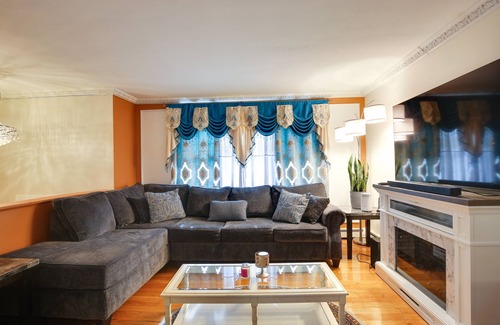 Crown Heights House | Poughkeepsie Retreat w/ Deck + Gas Grill!