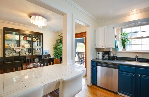Crown Heights House | Poughkeepsie Retreat w/ Deck + Gas Grill!