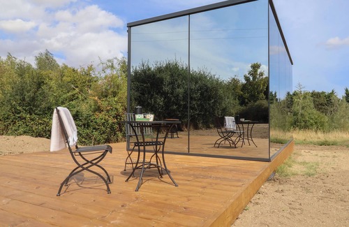 Saxmundham Cottage | POUND FARM MIRROR HOUSES: MEADOW ÖÖD, with hot tub in Framlingham