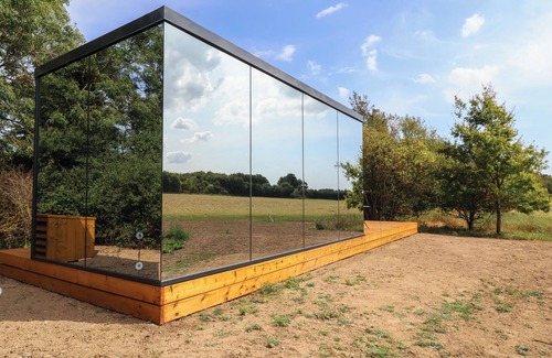 Saxmundham Cottage | Pound Farm Mirror Houses: Pond ÖÖD