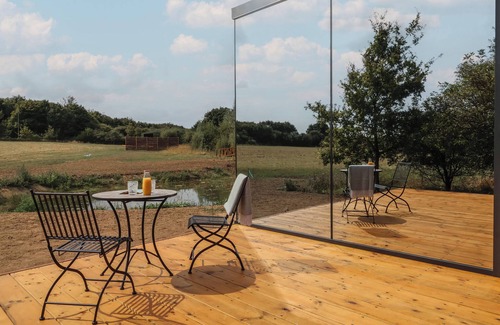 Saxmundham Cottage | Pound Farm Mirror Houses: Pond ÖÖD