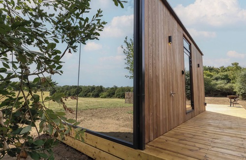 Saxmundham Cottage | Pound Farm Mirror Houses: Meadow ÖÖD