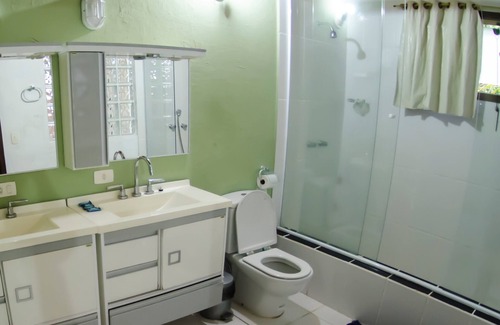 Veloso Hotel | Pousada Isola Bella - Sobre o Mar