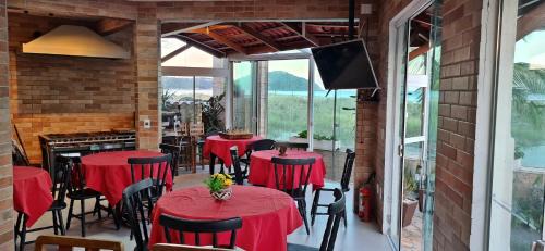 Ponta do Papagaio Hotel | Pousada Recanto Edênico - à beira mar da Praia Ponta do Papagaio, Palhoça SC