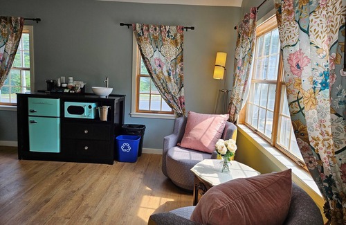 Simsbury Center Apartment | Powder Forest Guest House features 6 individual hotel rooms.