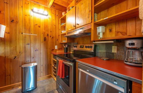 Spruce Pine Cabin | Power & Water! WiFi Soon! Hot Tub + Fireplace, Peaceful & 5 mins to the BRP!