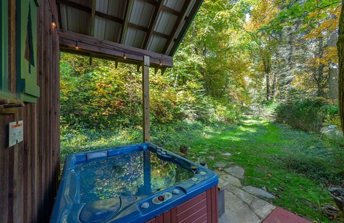 Spruce Pine Cabin | Power & Water! WiFi Soon! Hot Tub + Fireplace, Peaceful & 5 mins to the BRP!