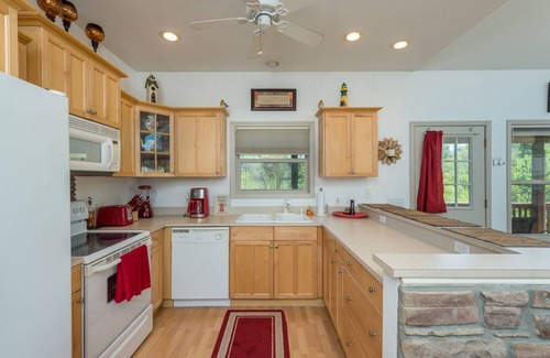 Burnsville Cabin | Power, Water & WiFi Soon! Mtn Vista, Fire Pit, Gas Logs, Close Burnsville & AVL!