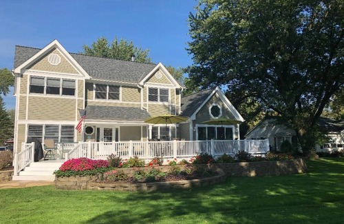 Powers Lake House | Powers Lake spacious retreat