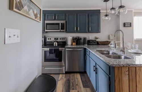 Snowshoe House | PR 36 - Spacious & dog-friendly summer getaway. Minutes to bike trails!