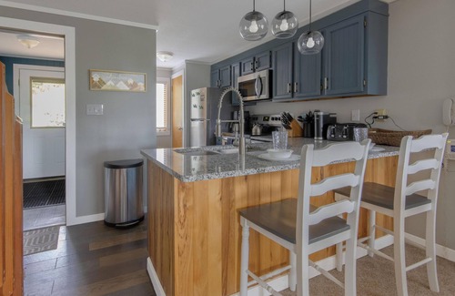Snowshoe House | PR 36 - Spacious & dog-friendly summer getaway. Minutes to bike trails!