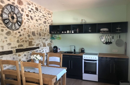 Saint-Martin-de-Fressengeas Cottage | Pretty rural 1 bedroom gîte with swimming pool