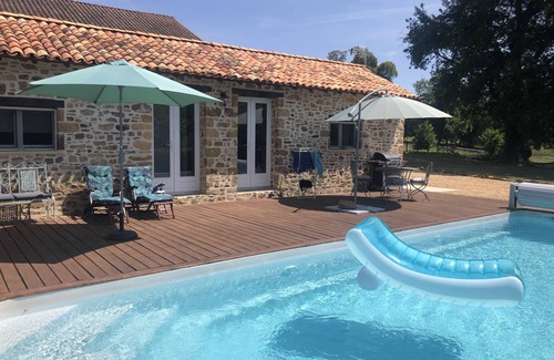 Saint-Martin-de-Fressengeas Cottage | Pretty rural 1 bedroom gîte with swimming pool