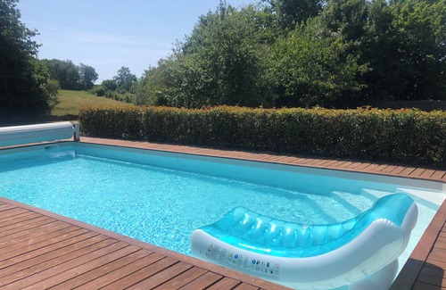 Saint-Martin-de-Fressengeas Cottage | Pretty rural 1 bedroom gîte with swimming pool