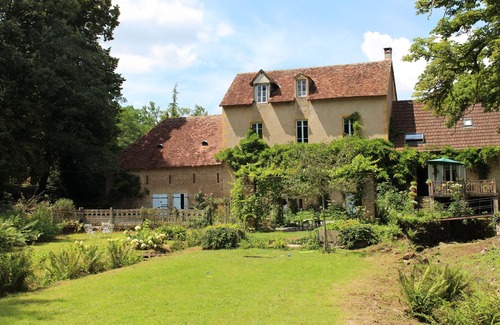 Vendenesse-sur-Arroux House | Prachtige Oude Watermolen met Eigen Privé Meer