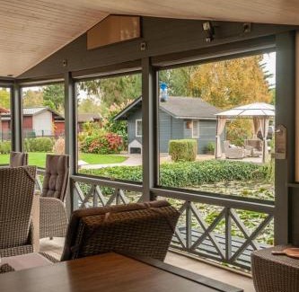 Geel Ski Chalet | Prachtige chalet Wabi Sabi aan het water!