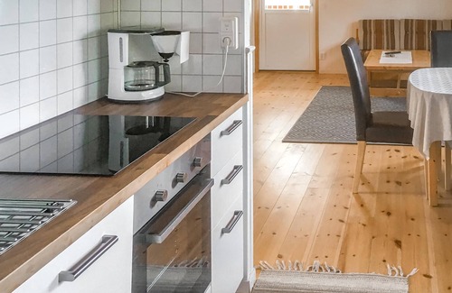 Sjotorp House | Practical cottage right on the shore of Lake Vänern.