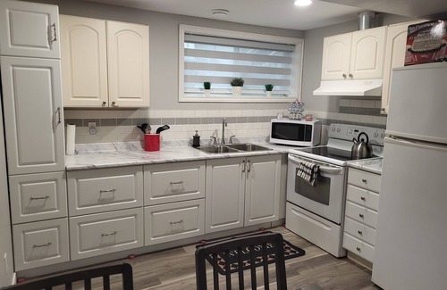 Southeast Edmonton House | Practical-ly homen2 bedroom quiet and peaceful suite.ntons of natural lightn