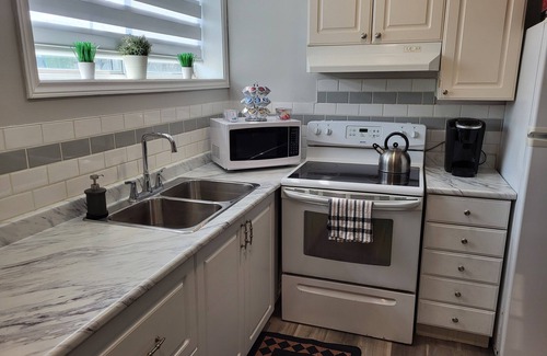 Southeast Edmonton House | Practical-ly homen2 bedroom quiet and peaceful suite.ntons of natural lightn