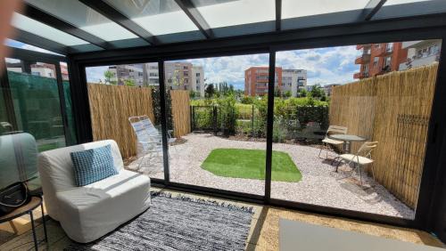 Letnany Apartment | Praha Letňany, zimní zahrada, parkování v garáži zdarma