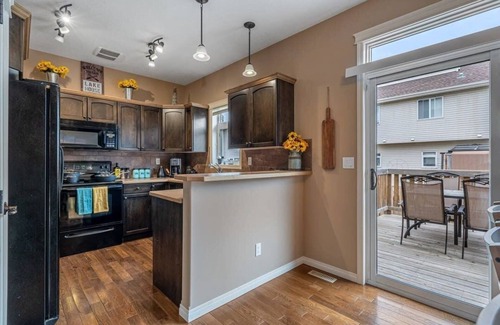 Sylvan Lake House | Prairie Oasis | Sleeps 16+ | BBQ, Fireplace & Loft!