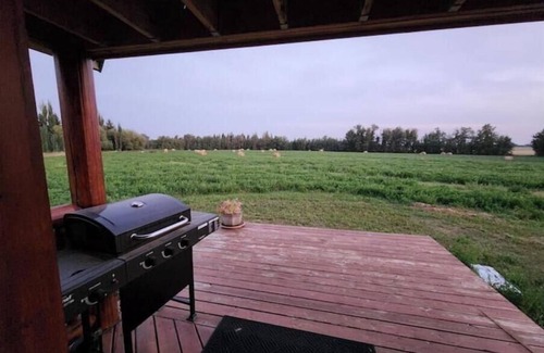 Division No. 11 Cabin | Prairie Skies Cabin