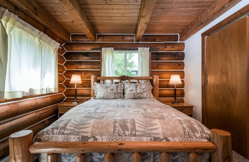 Florence House | Preacher's Cabin - a real Montana log cabin, right at river's edge - sleeps 6