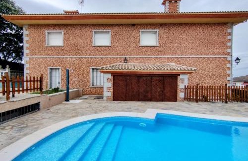 Casarrubios del Monte Villa | Preciosa villa para grupos grandes con piscina y BBQ