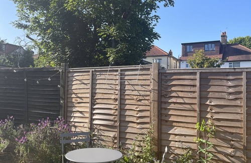 Whittington Apartment | Precioso Apartamento con Jardín en Barrio Tranquilo y Lleno de Vida en Londres