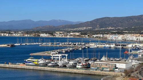 Almadraba-Canyelles Apartment | Precioso apartamento con vistas espectaculares de la Bahia Roses AV-48