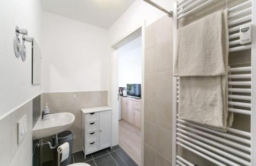 Aue Apartment | Preiswertes modernes Gästezimmer in Aue Bad-Schlema